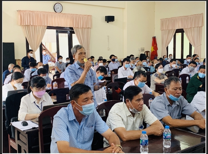 Cử tri xã Phú Hữu, huyện Châu Thành nêu ý kiến tại buổi tiếp xúc.