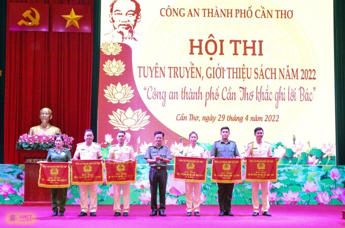 Đại tá Trần Văn Dương, thành ủy viên, phó Bí thư Đảng ủy, Phó Giám đốc Công an TP. Cần Thơ, trao cờ lưu niệm cho các đội tham gia Hội thi