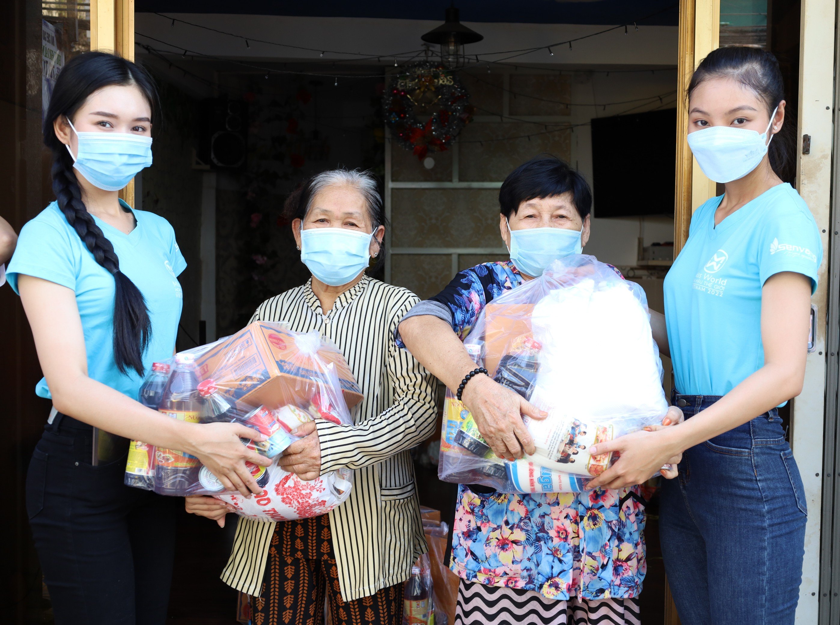 Hai thí sinh cuộc thi Hoa hậu Thế giới Việt Nam tặng quà cho bà con có hoàn cảnh khó khăn trên địa bàn phường An Cư, quận Ninh Kiều.