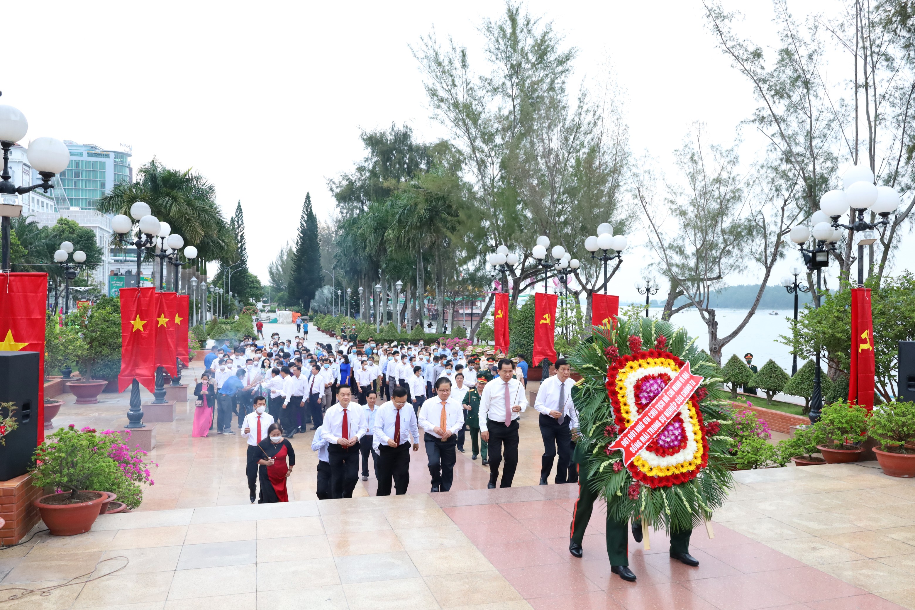 Lãnh đạo TP. Cần Thơ cùng các sở, ban, ngành đã đến dâng hương tại tượng đài Bác Hồ ở bến Ninh Kiều.