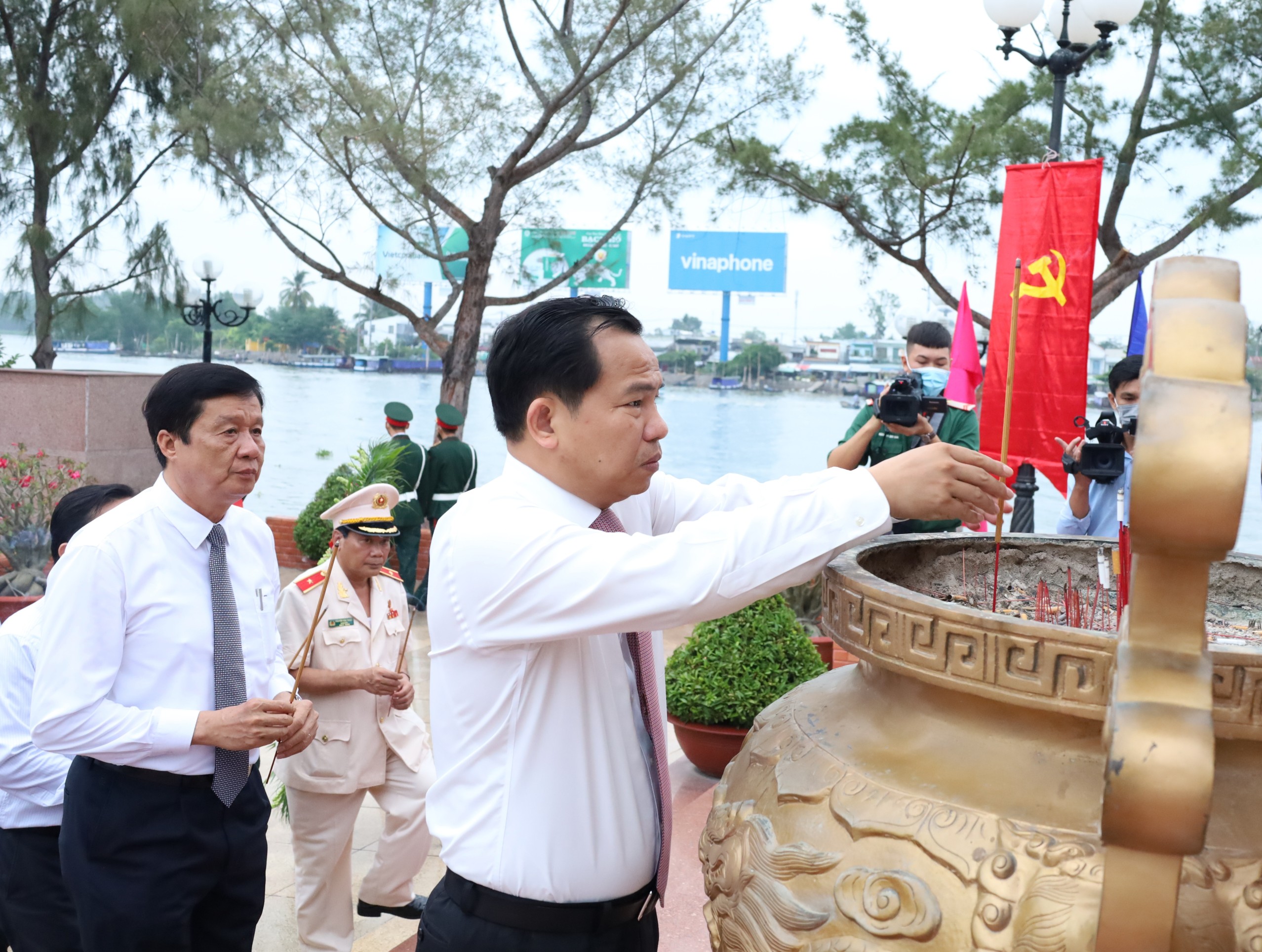 Ông Lê Quang Mạnh - Bí thư Thành ủy Cần Thơ dâng hương tại tượng đài Bác Hồ ở bến Ninh Kiều.