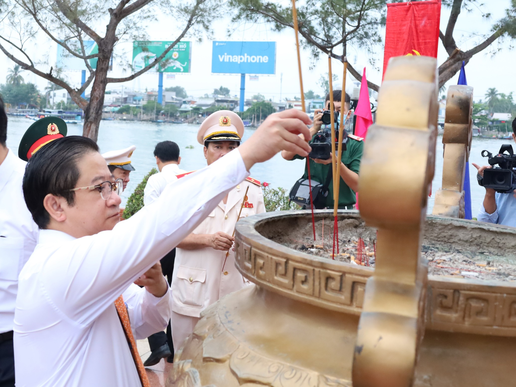Ông Trần Việt Trường - Phó Bí thư Thành ủy, Chú tịch UBND TP. Cần Thơ dâng hương tại tượng đài Bác Hồ ở bến Ninh Kiều.