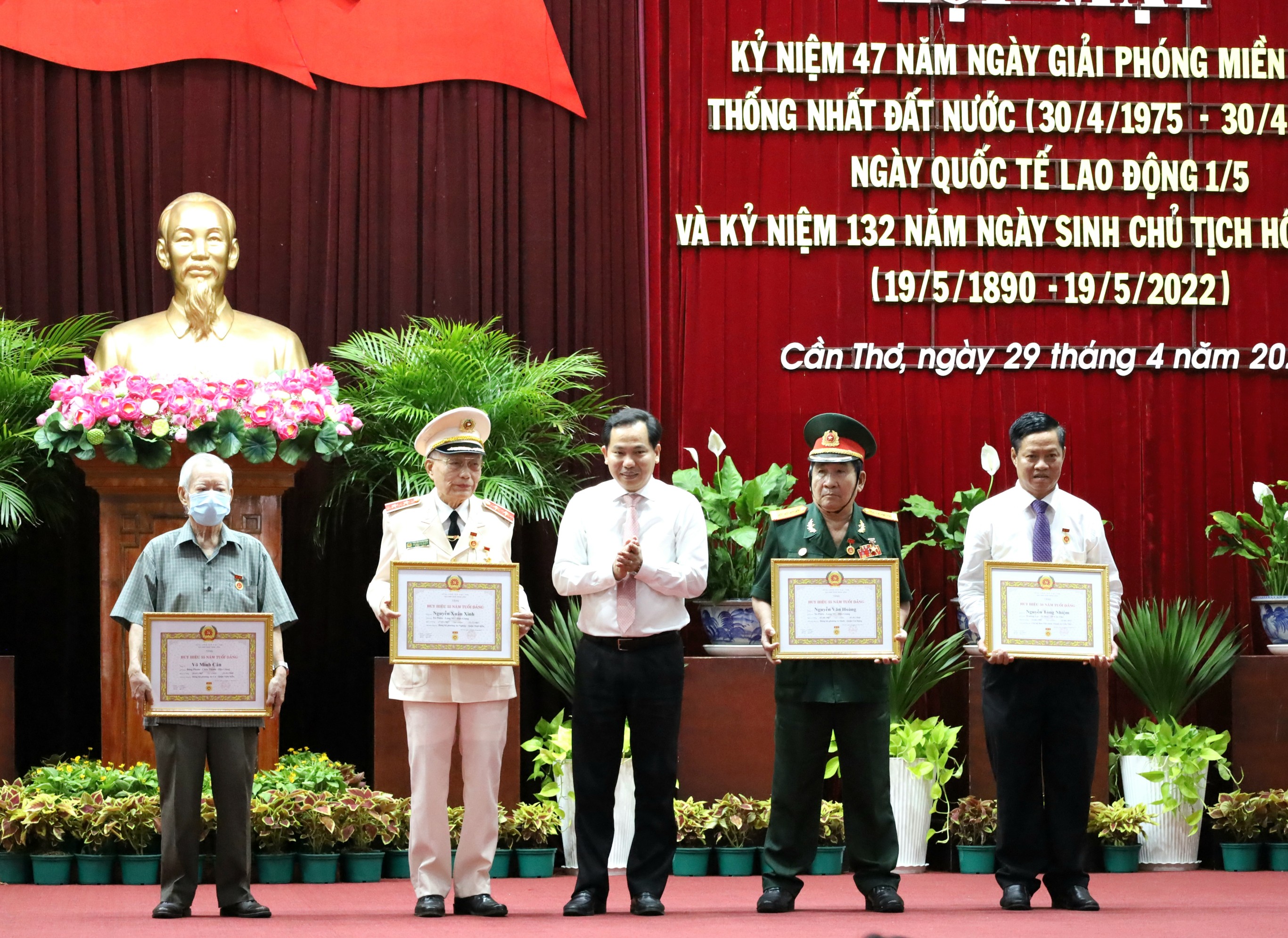 Ông Lê Quang Mạnh - Bí thư Thành ủy Cần Thơ trao tặng Huy hiệu 55 năm tuổi Ðảng và Huy hiệu 30 năm tuổi Ðảng cho các Đảng viên cao niên tuổi Đảng.