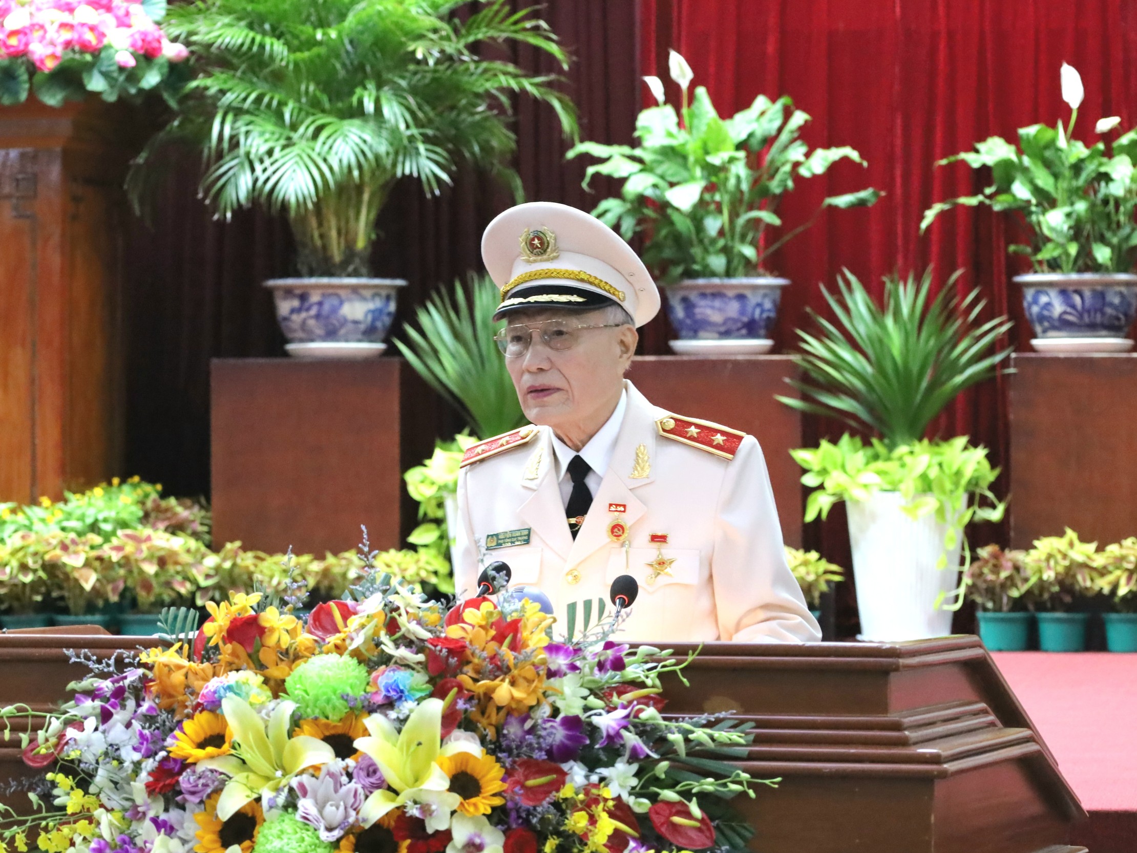 Trung tướng Nguyễn Xuân Xinh - Anh hùng lực lượng vũ trang nhân dân, nguyên Phó Tổng Cục trưởng Tổng cục Tình báo, Bộ Công an phát biểu tại buổi họp mặt.