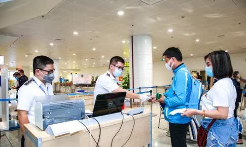 Trước đó, Bộ Y tế có hướng dẫn mới nhất, tạm dừng việc áp dụng khai báo y tế với COVID-19 tại tất cả các cửa khẩu của Việt Nam đối với người nhập cảnh. Ảnh: VGP