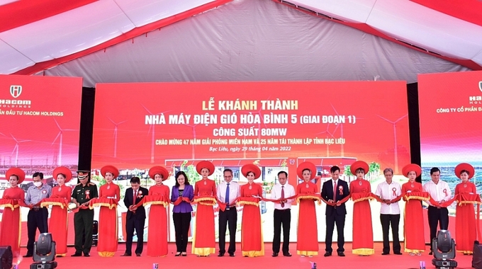 Các đại biểu cắt băng khánh thành nhà máy điện gió Hòa Bình 5 (giai đoạn 1). Ảnh Thùy Dương