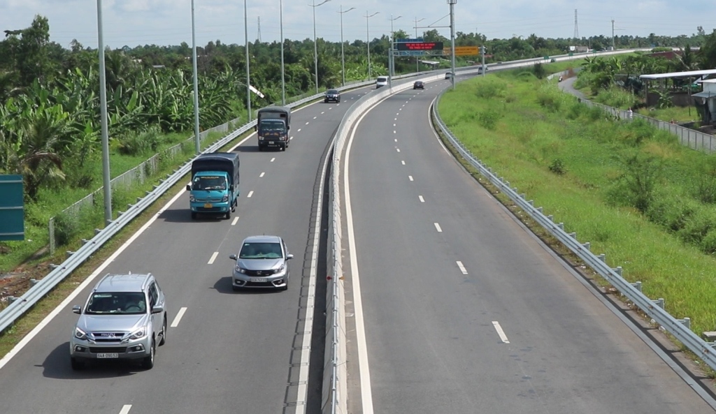 Ngày 1-5, các phương tiện lưu thông trên tuyến cao tốc Trung Lương - Mỹ Thuận thông thoáng.