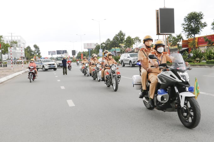 Lực lượng Cảnh sát giao thông, Công an thành phố tổ chức phân luồng giao thông hợp lý, hướng dẫn phương tiện lưu thông an toàn, thông suốt.