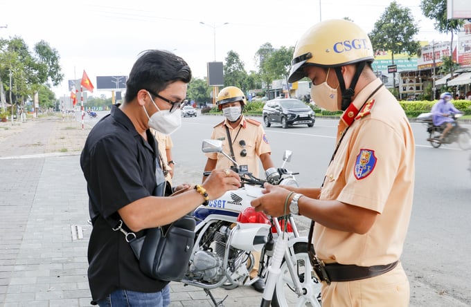 Lực lượng Cảnh sát giao thông, Công an thành phố kiểm tra các hành vi vi phạm tốc độ, nồng độ cồn, ma túy, chở quá số người quy định trên các tuyến đường.