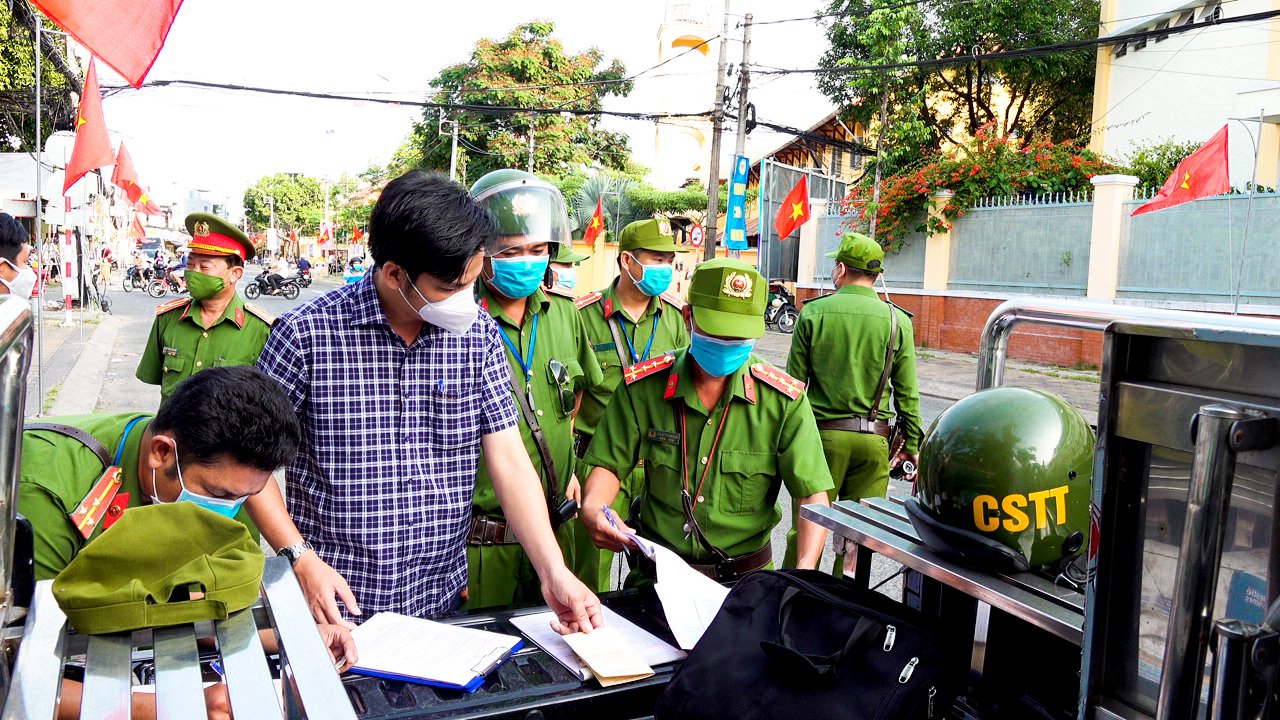 Ông Mai Minh Ngoan - Chánh Văn phòng Ban An toàn giao thông (ATGT) TP. Cần Thơ cùng lực lượng công an kiểm tra xử lý các trường hợp vi phạm.