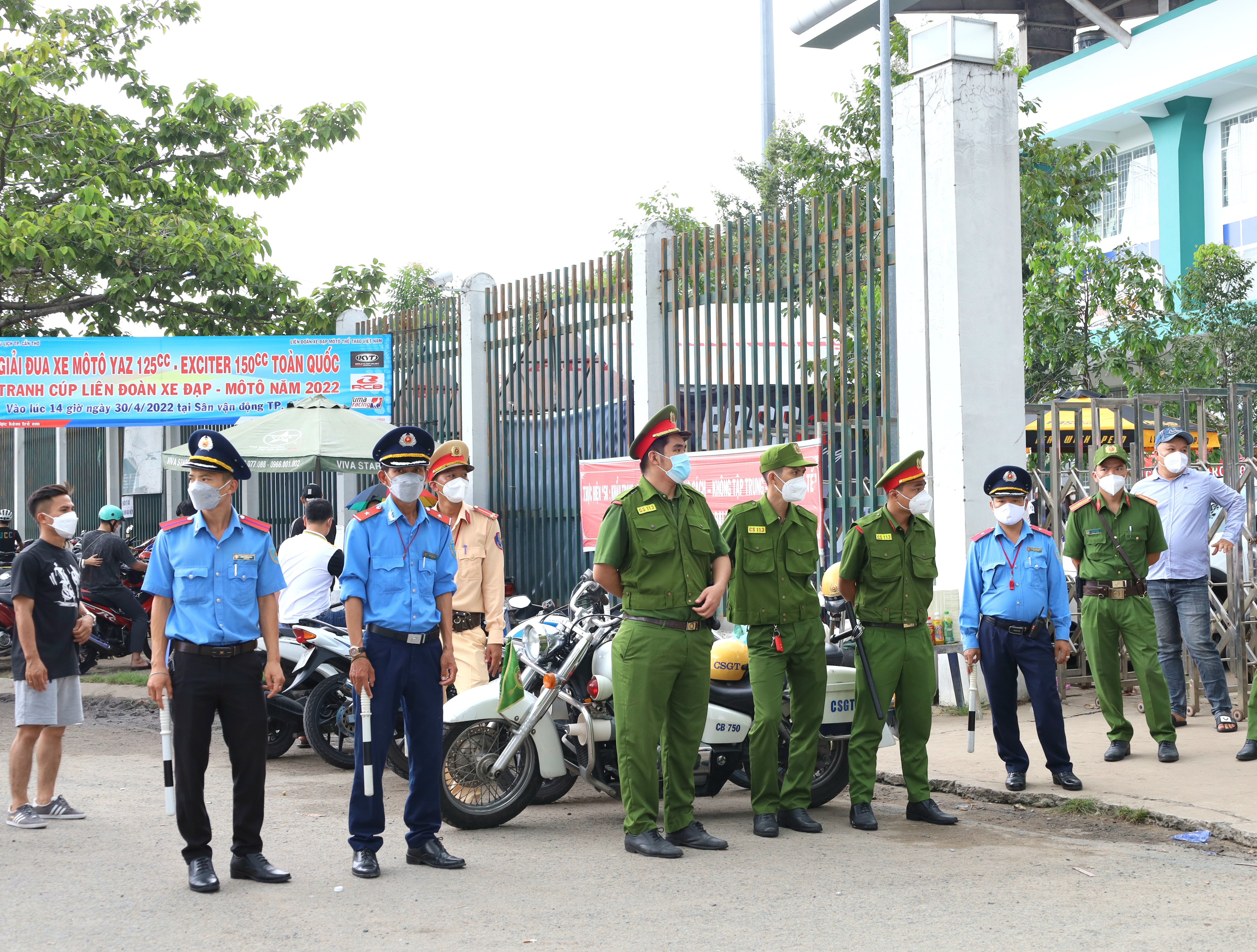 Lực lượng Công an và Thanh tra Giao thông (thuộc Sở GTVT TP.Cần Thơ) bảo đảm an ninh trật tự, an toàn giao thông tại sân vận động Cần Thơ.