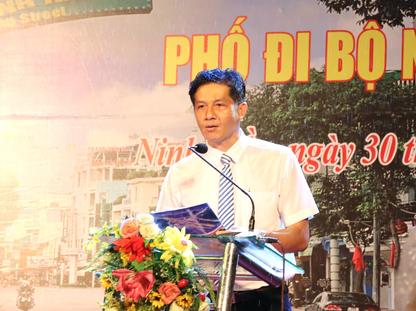 Ông Huỳnh Trung Trứ - Chủ tịch UBND quận Ninh Kiều, TP. Cần Thơ phát biểu tại lễ ra mắt Phố đi bộ Ninh Kiều.