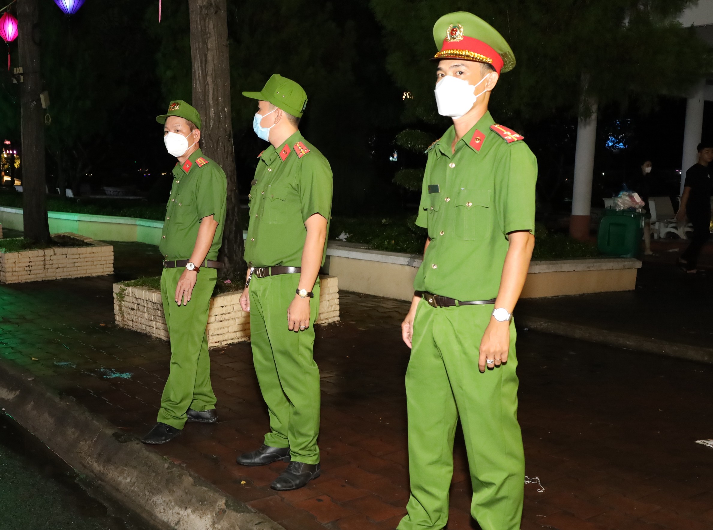 Lực lượng công an làm nhiệm vụ bảo đảm an ninh trật tự tại Phố đi bộ Ninh Kiều.