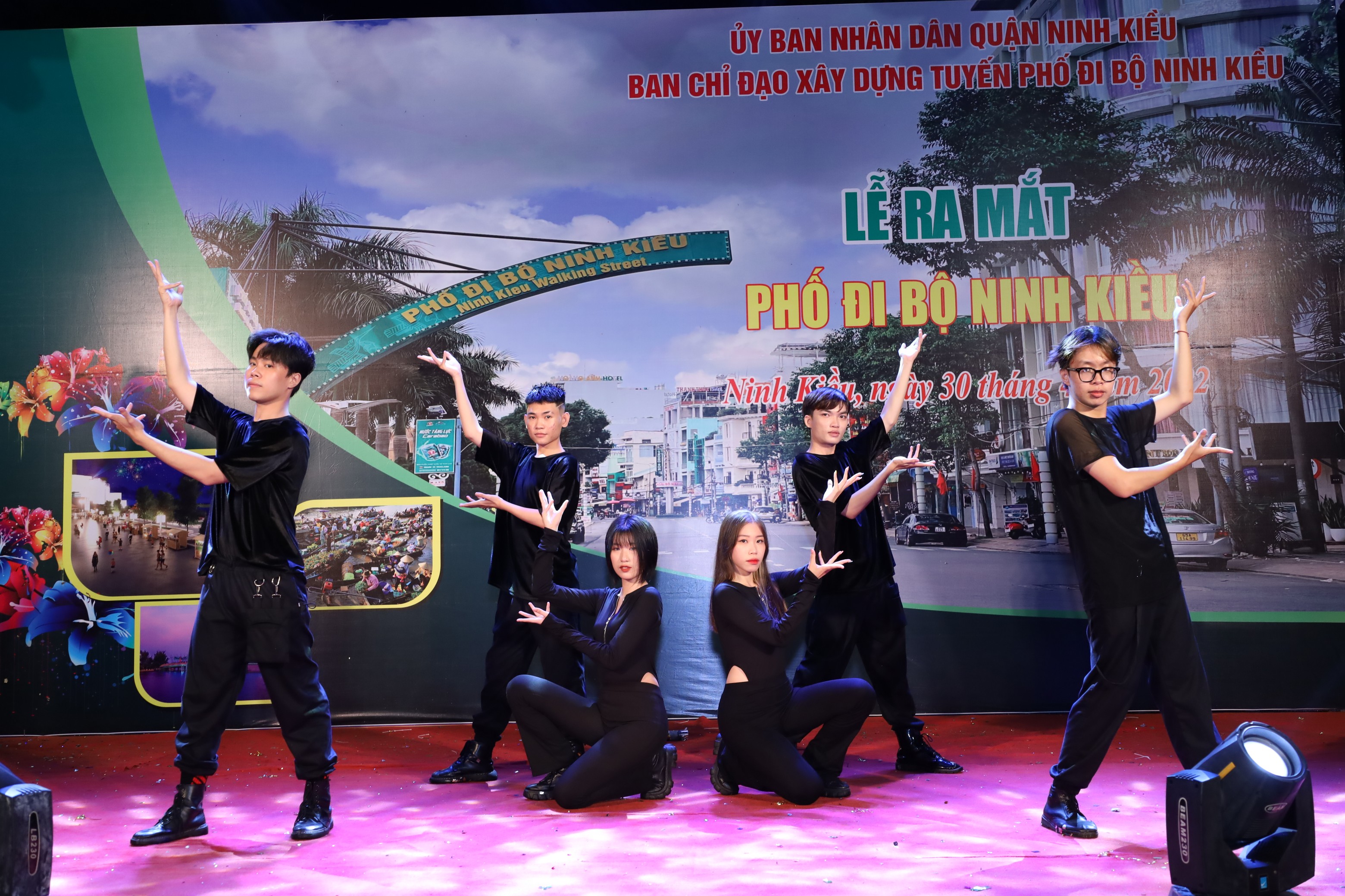 Các hoạt động biểu diễn nghệ thuật tại Phố đi bộ Ninh Kiều.