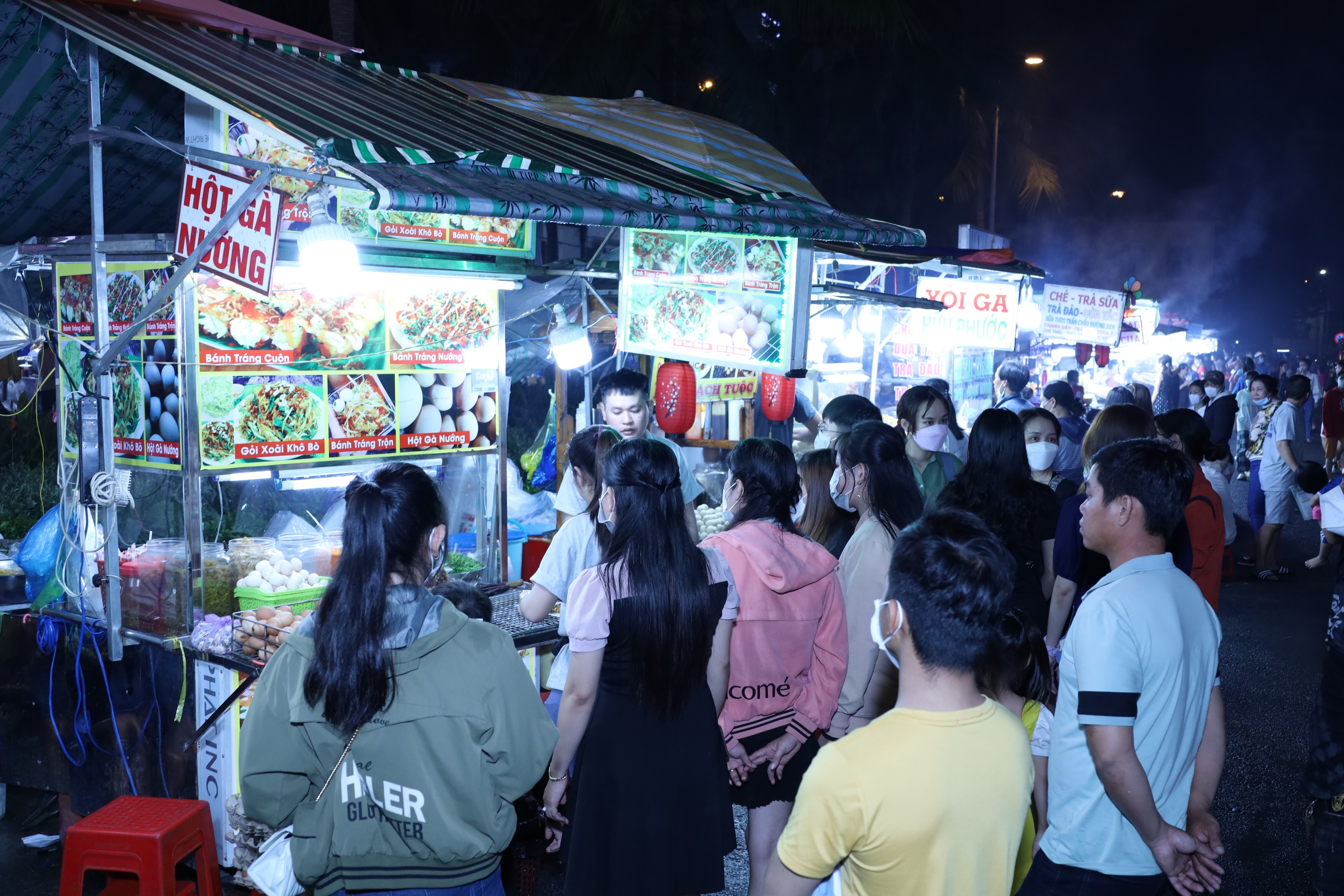 Khu vực ẩm thực các món ăn đa dạng, phong phú nên thu hút rất đông du khách.