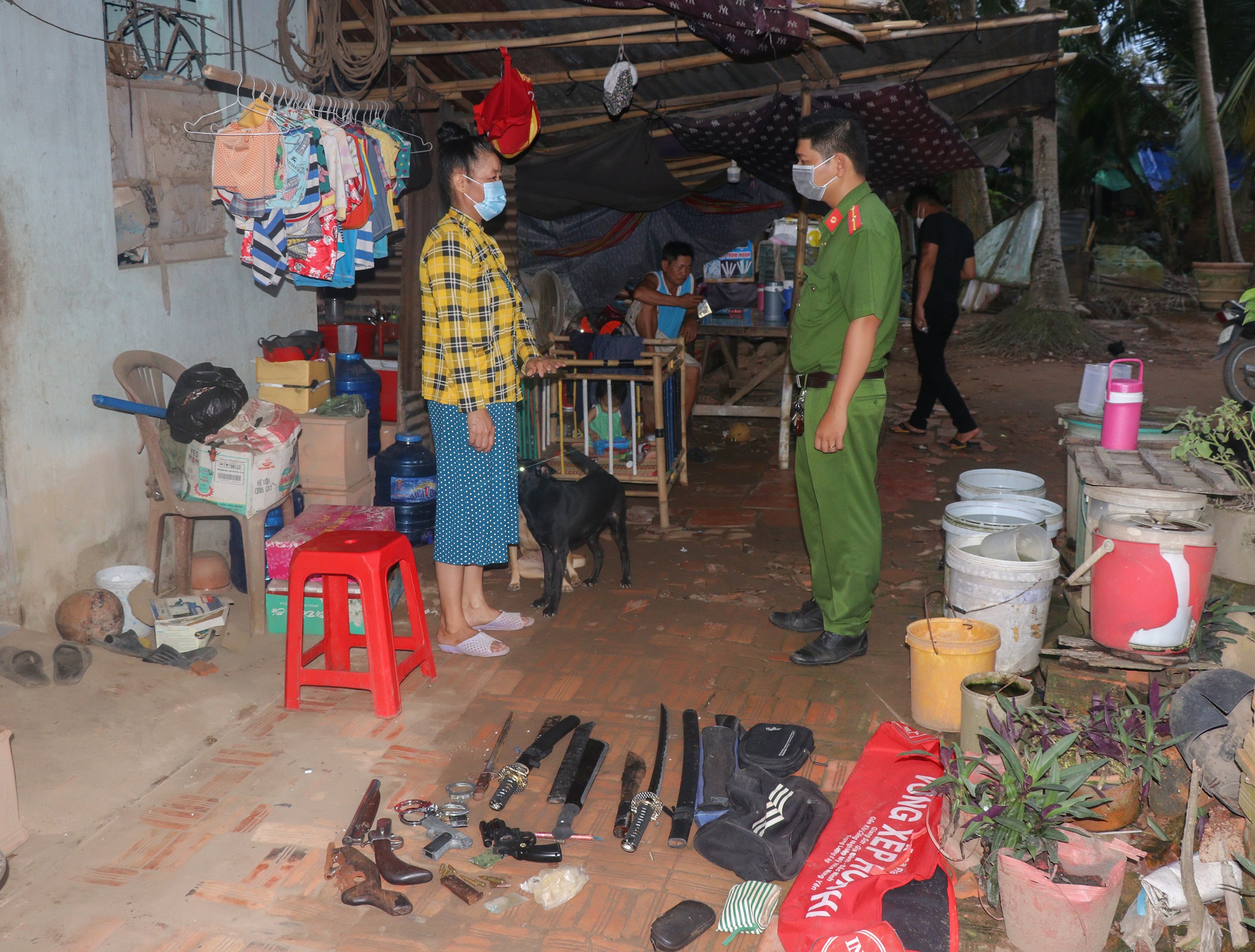 Lực lượng chức năng tiến hành kiểm tra một nhà trọ tại xã Thanh Đức, huyện Long Hồ.
