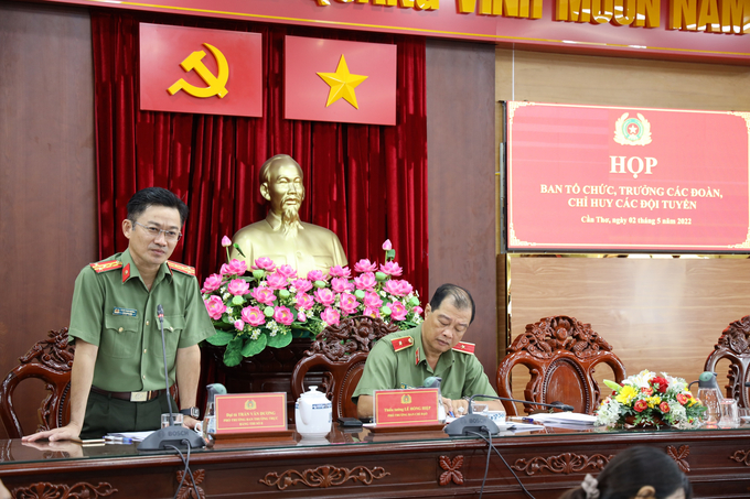Đại tá Trần Văn Dương, Phó Giám đốc Công an thành phố Cần Thơ, đơn vị đăng cai Bảng thi số 8 báo cáo công tác chuẩn bị hội thi với các đoàn
