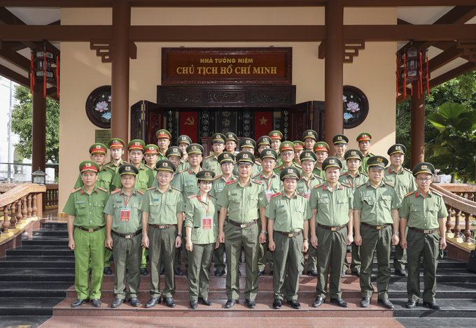Ban Tổ chức, đơn vị đăng cai và đại diện các đoàn tham gia thi đấu chụp ảnh lưu niệm
