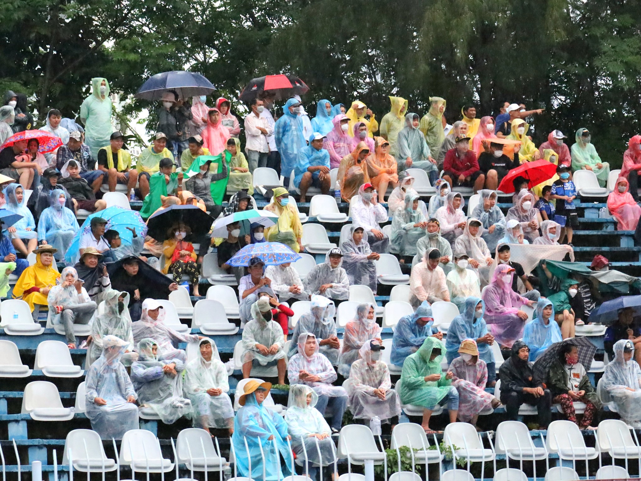 Khán giả đội mưa ngồi xem đến khi kết thúc giải.