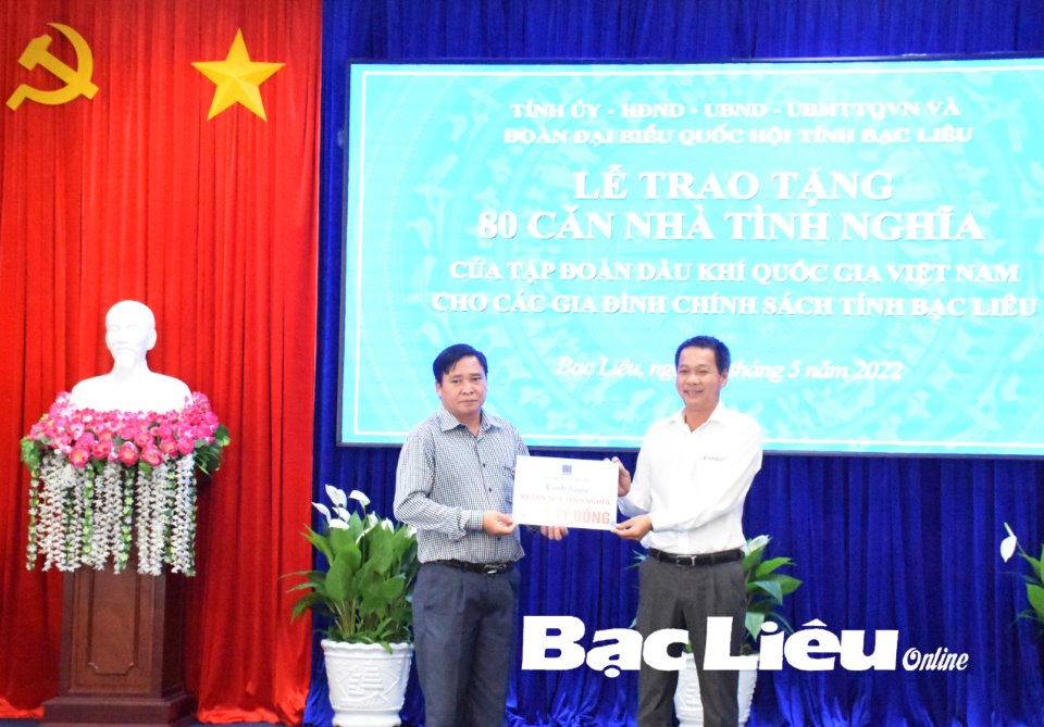 Ông Nguyễn Đức Thuận (bên phải) - Chủ tịch Hội đồng Quản trị Công ty Bao bì Dầu khí Việt Nam trao tượng trưng 80 căn nhà tình nghĩa cho tỉnh Bạc Liêu. (Ảnh: baobaclieu.vn)