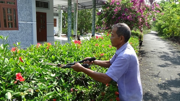 Chú Hữu Thành Dự gương mẫu thực hiện các nhiệm vụ trong xây dựng nông thôn mới.