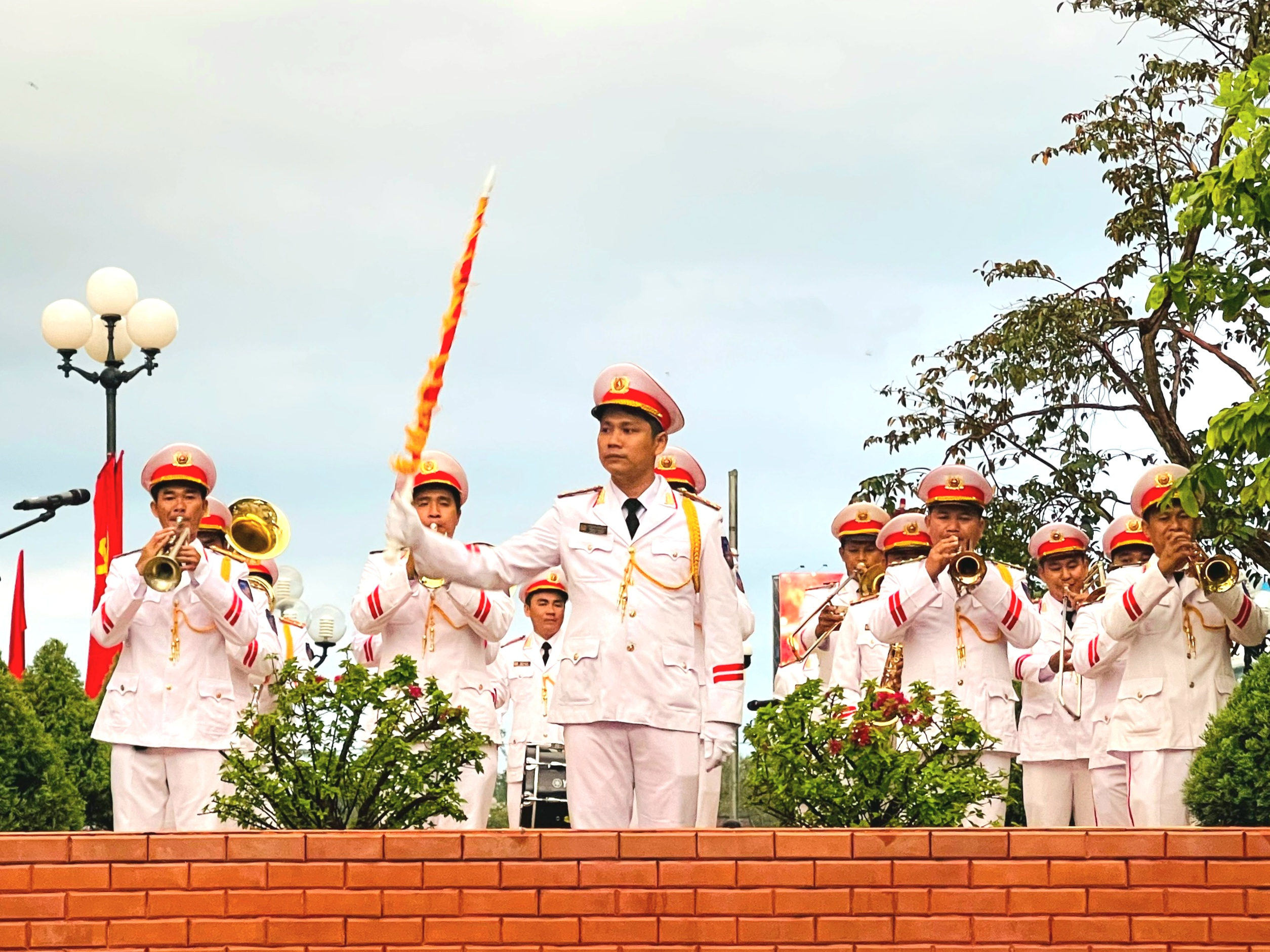 Đội nhạc lễ Công an TP. Cần Thơ biểu diễn chào mừng Lễ ra mắt Phố đi bộ Ninh Kiều và phục vụ người dân, du khách dịp Lễ 30/4 và 1/5.