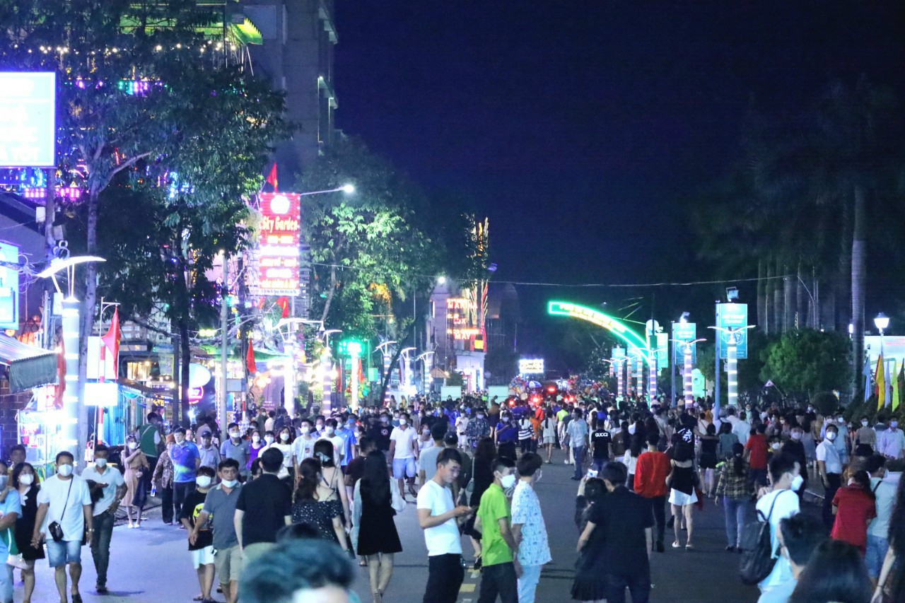Phố đi bộ Ninh Kiều vừa được ra mắt vào ngày 30/4 đã thu hút rất đông du khách đến tham quan, mua sắm.