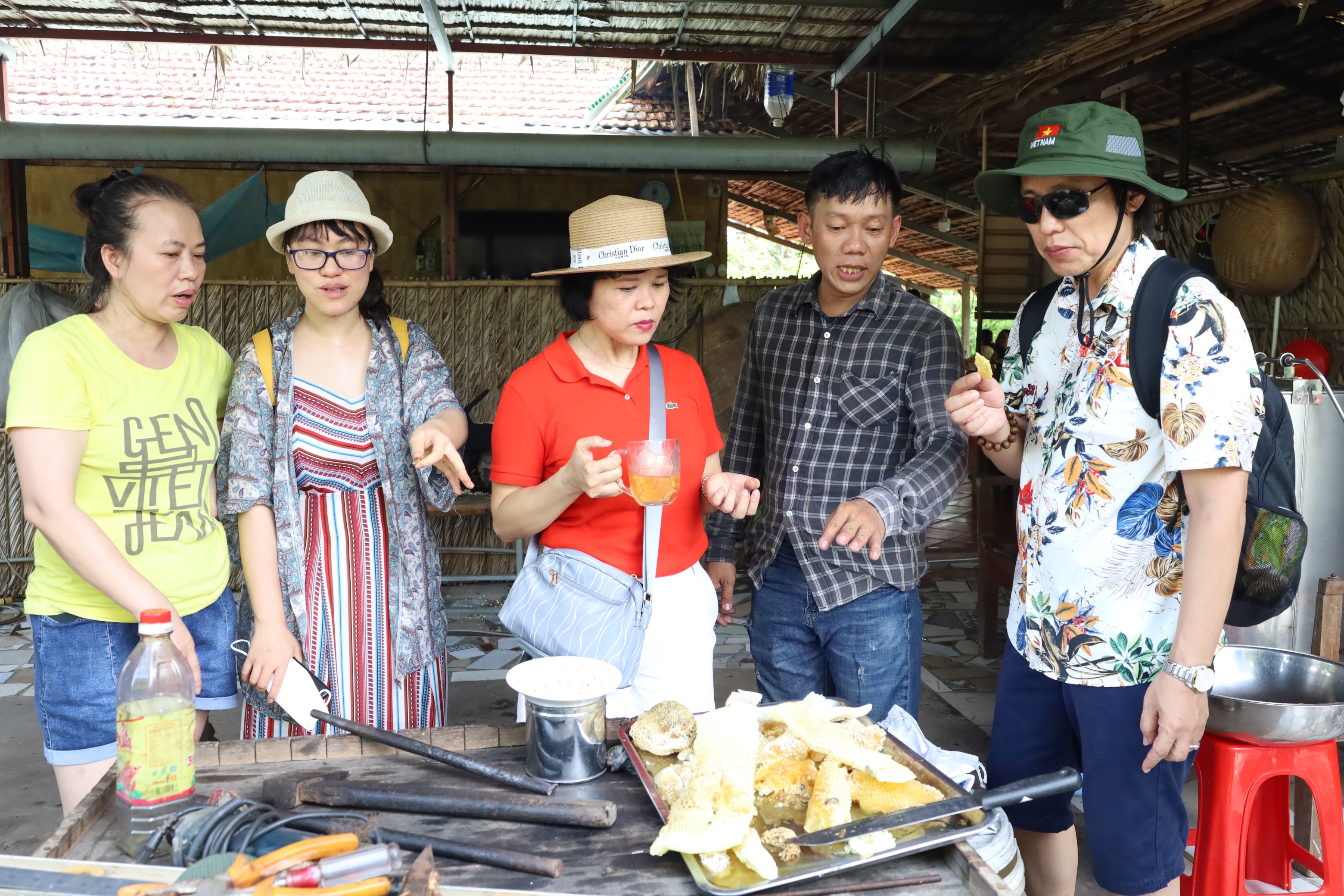 Cộng đồng du lịch Cồn Sơn, quận Bình Thủy thu hút du khách với loại hình trải nghiệm sinh thái miệt vườn.