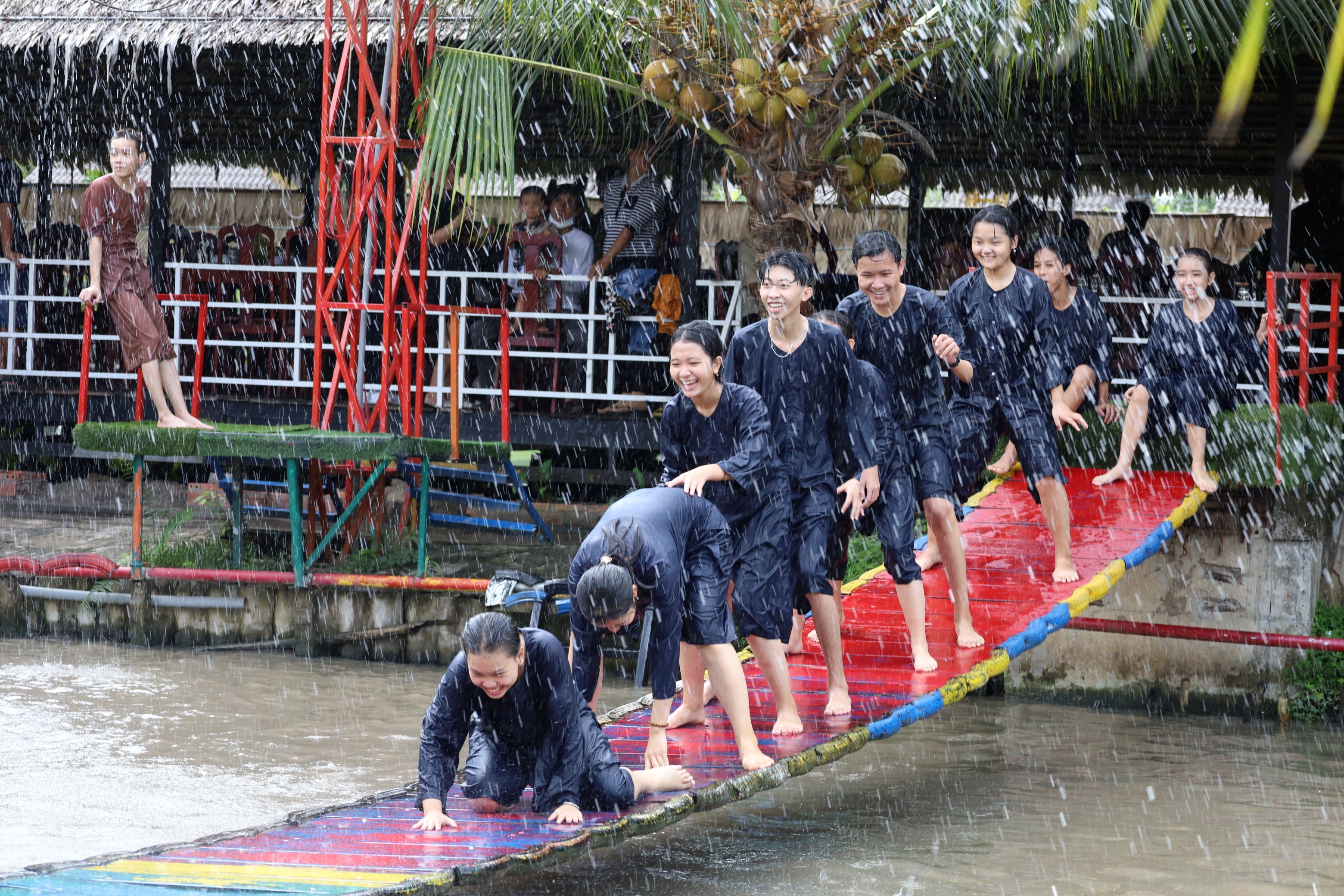 Khu du lịch Ông Đề, huyện Phong Điền thu hút giới trẻ yêu thích các trò chơi vui nhộn, đậm chất sông nước đến vui chơi dịp lễ 30/4 và 1/5.