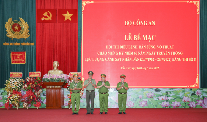 Đại tá Lương Văn Bền, Phó Giám đốc Công an thành phố Cần Thơ (thứ hai từ phải sang) vinh dự nhận giải Nhì nội dung thi bắn súng quân dụng cấp Lãnh đạo Công an tỉnh, thành phố.