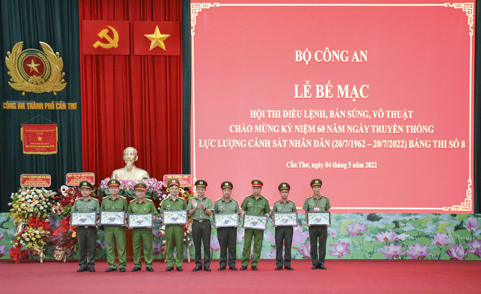 Đại tá Trần Văn Dương, Phó Giám đốc Công an thành phố Cần Thơ, Phó Trưởng Ban Tổ chức Hội thi vòng loại bảng thi số 8 tặng quà lưu niệm đến các đoàn tham gia hội thi.