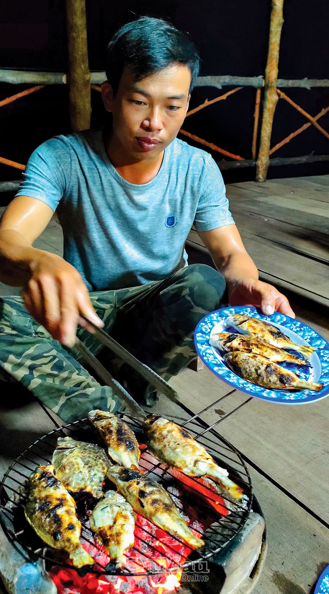 Từ những con cá, tôm giăng lưới, đặt lú bắt được, khách có thể tự nướng trên bếp than hồng và thưởng thức tại chỗ.