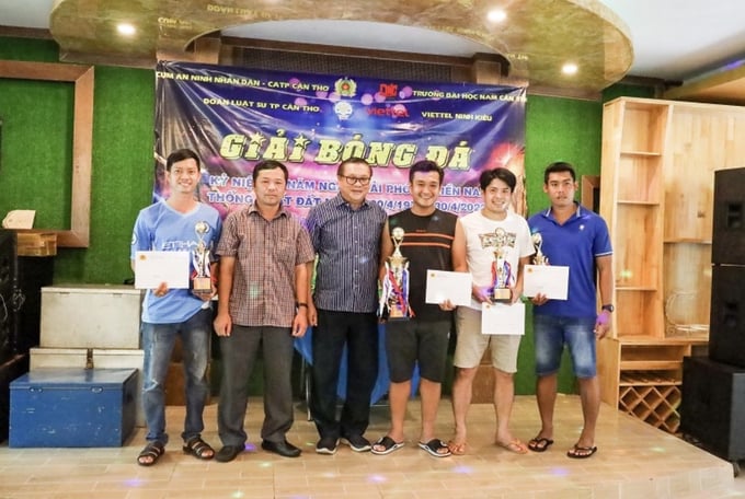 Thiếu tướng Hà Nghĩa Lộ, nguyên Giám đốc CATP Cần Thơ (thứ ba từ trái sang) và Đại diện Ban tổ chức trao Cúp, Giải thưởng cho các đội bóng thi đấu.
