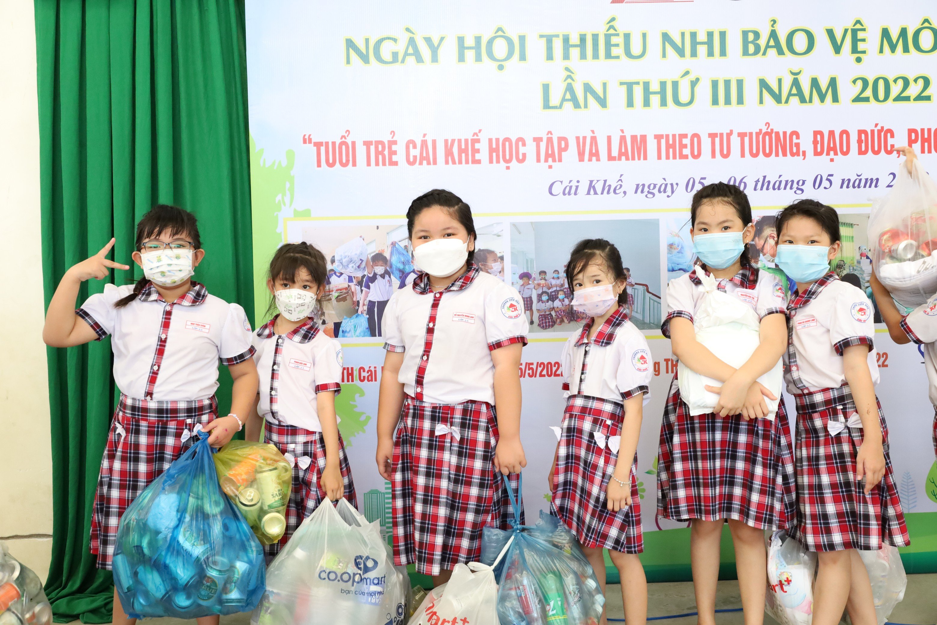 Các em học sinh hào hứng tham gia Ngày hội thiếu nhi bảo vệ môi trường.