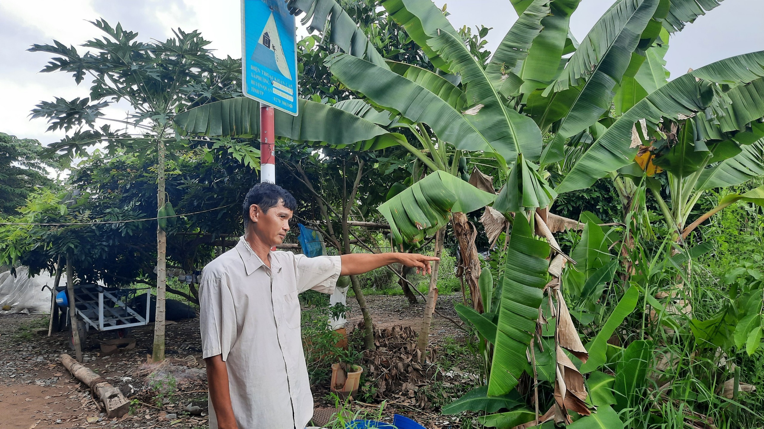 Ông K. buồn bả, chỉ cho Phóng viên xem nhà cửa của mình bị sạt lở.