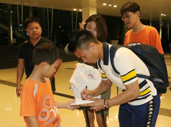 Tuyển thủ Quang Hải được khán giả chào đón khi đến Cần Thơ trong màu áo CLB Hà Nội T&T.