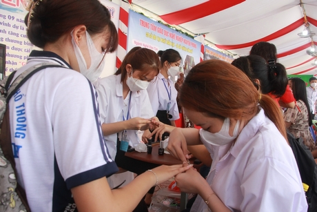 Học sinh, sinh viên và người lao động trải nghiệm nghề nghiệp tại ngày hội. Ảnh: Báo Vĩnh Long.