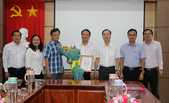 Phó Chủ tịch UBND tỉnh Trần Trí Quang (thứ 3 từ phải sang) trao Quyết định cho ông Lê Văn Ngọt. Ảnh: dongthapgov.