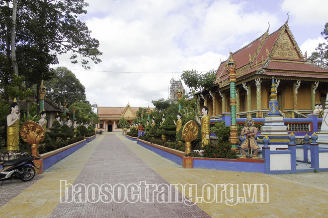 Khuôn viên chùa Phnoroka, xã Phú Tâm, huyện Châu Thành (Sóc Trăng) luôn được xây dựng khang trang.ẢNH: TRƯƠNG PHOL
