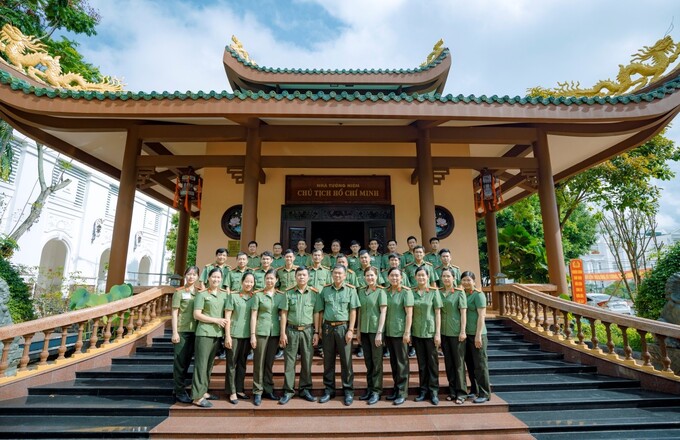Lực lượng An ninh chính trị nội bộ, Công an thành phố Cần Thơ dâng hương, chụp ảnh lưu niệm tại Nhà Tưởng niệm Chủ tịch Hồ Chí Minh trong khuôn viên Công an thành phố Cần Thơ.