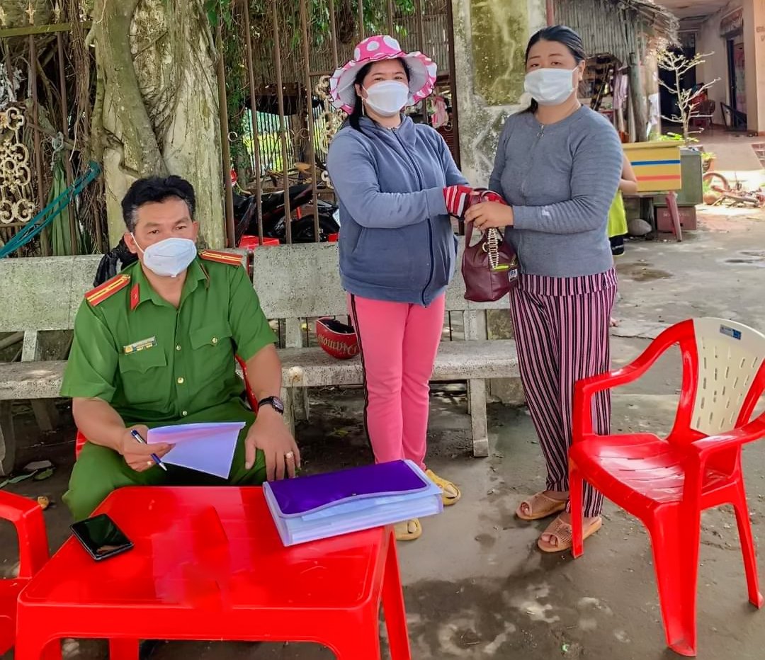Chị Tuyết trao trả số tài sản bị đánh rơi trước đó cho chị Mười dưới sự chứng kiến của lực lượng Công an xã An Phước, huyện Mang Thít.