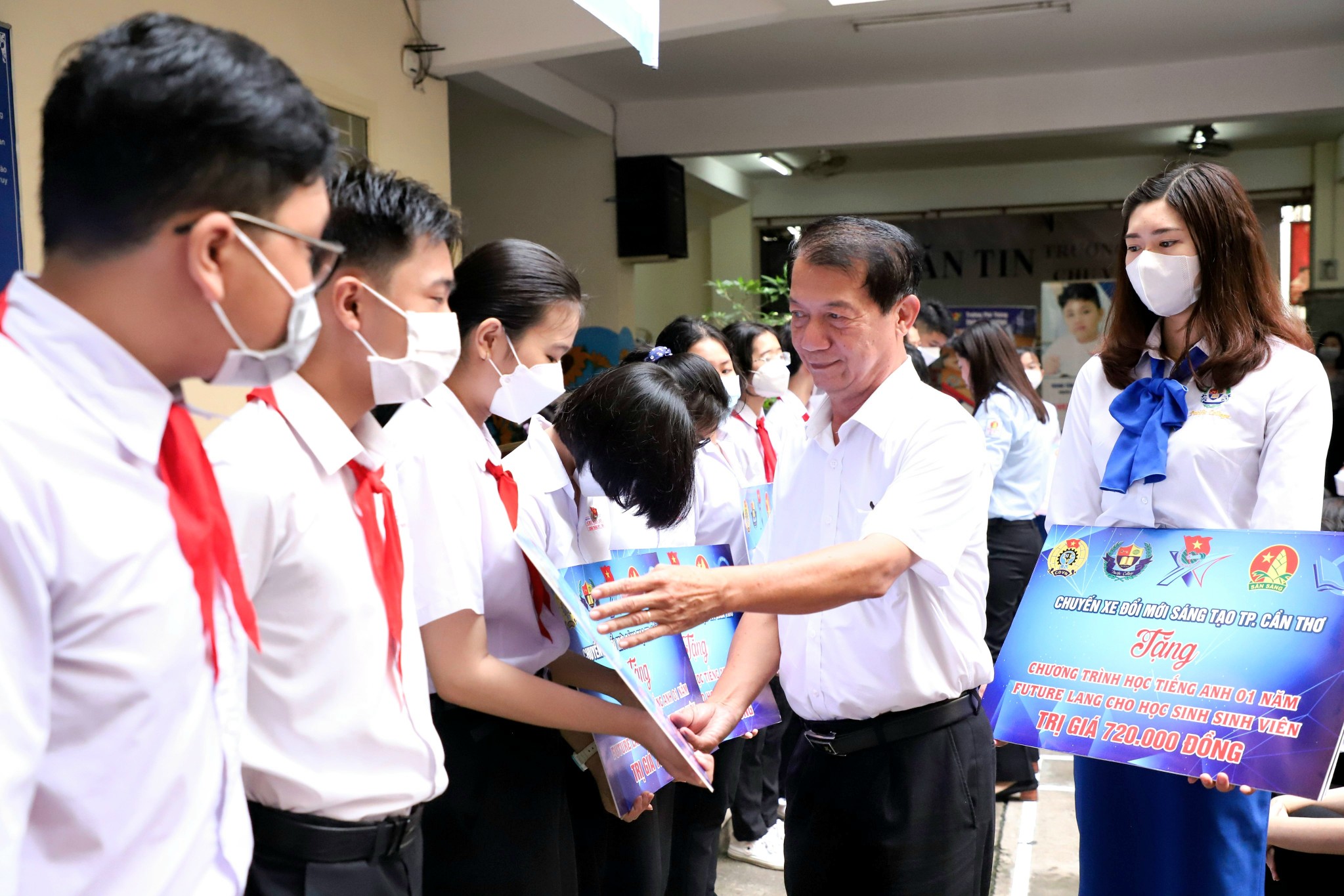 Ông Nguyễn Văn Hồng - Phó giám đốc Sở Giáo dục và Đào tạo TP. Cần Thơ trao tặng học bổng tiếng Anh cho các em học sinh.