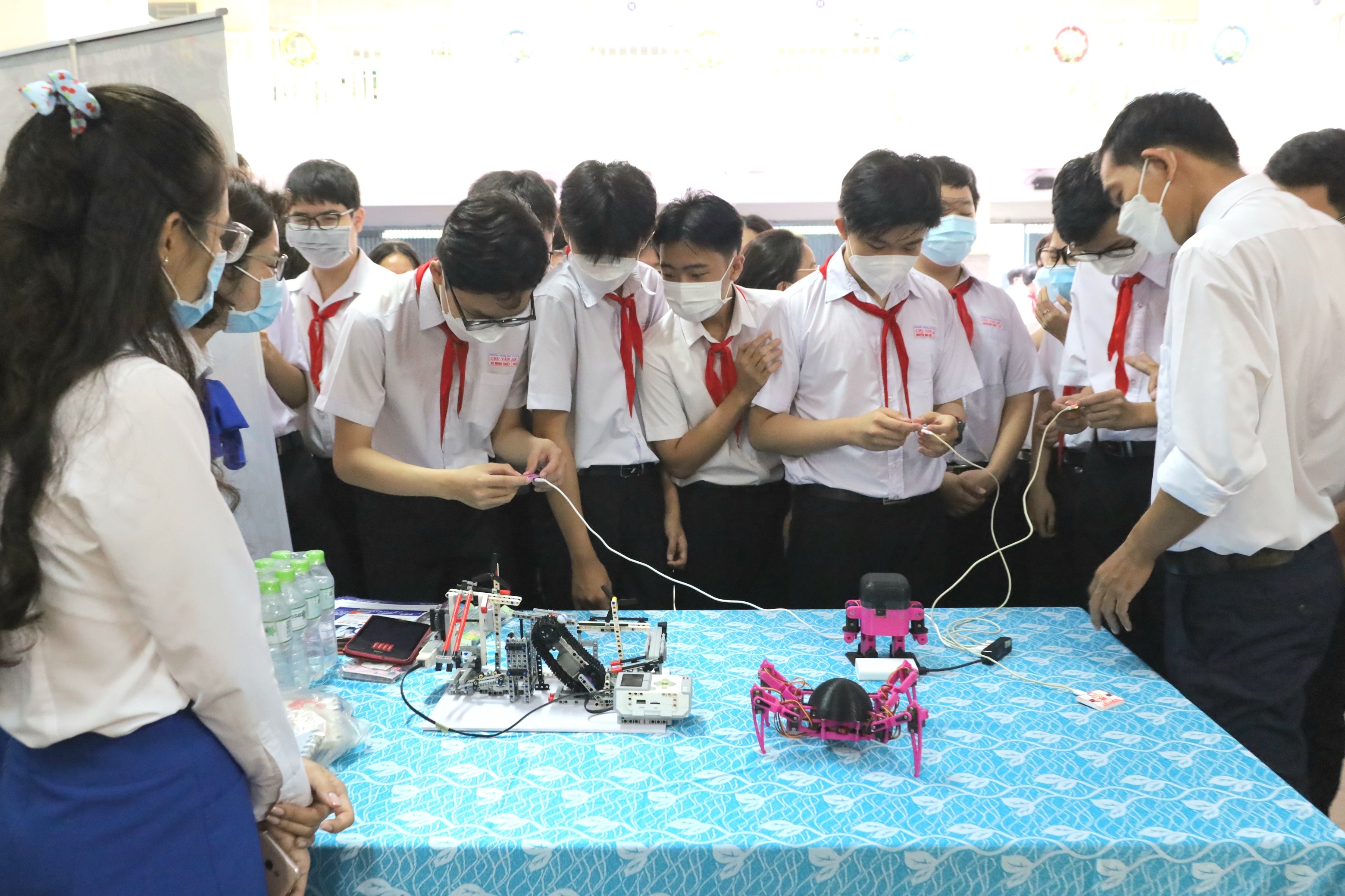 Các em học sinh thích thú trải nghiệm Robotic.