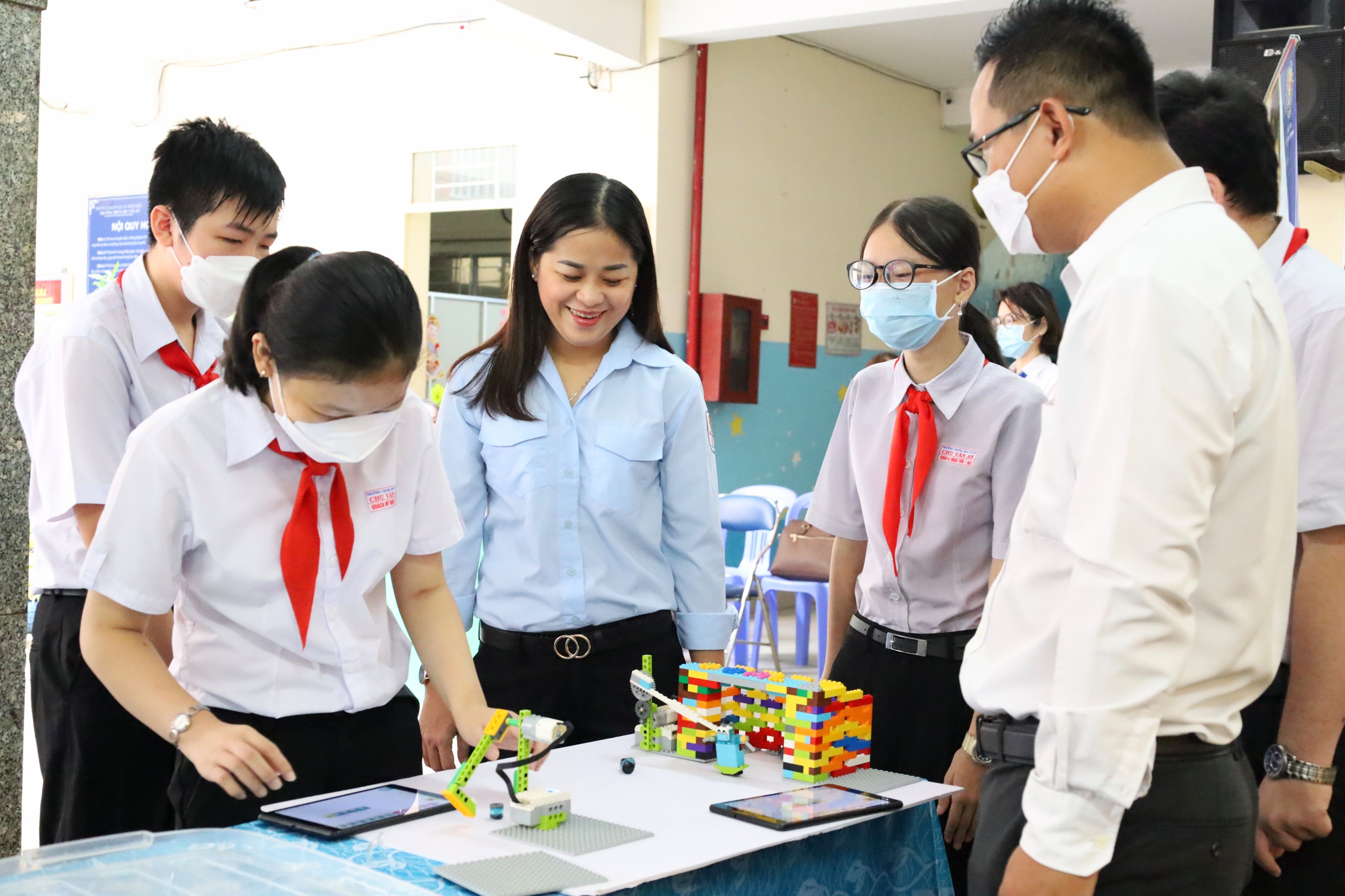 Chị Lư Thị Ngọc Anh - Bí thư Thành đoàn, Chủ tịch Hội đồng Đội TP. Cần Thơ cùng các em học sinh trải nghiệm Robotic.