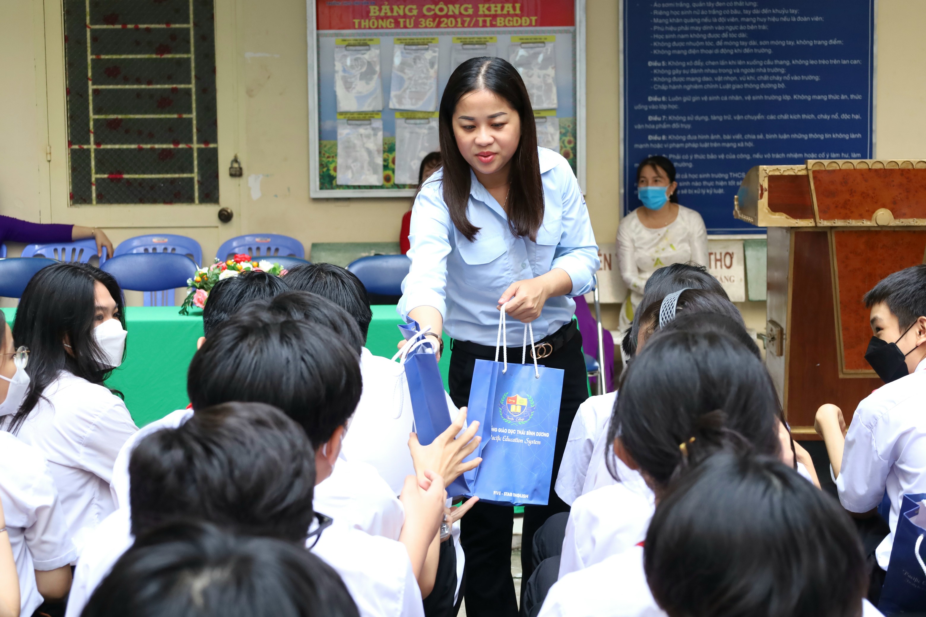 Chị Lư Thị Ngọc Anh - Bí thư Thành đoàn, Chủ tịch Hội đồng Đội TP. Cần Thơ tặng quà cho các em học sinh tham gia chương trình.