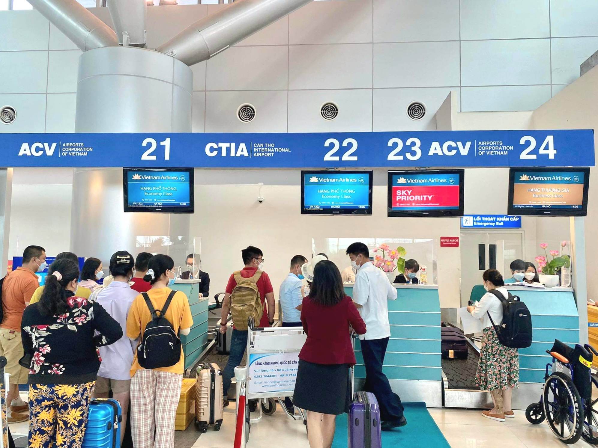 Hành khách của Vietnam Airlines làm thủ tục tại Sân bay Cần Thơ. Ảnh: Thuy Le.