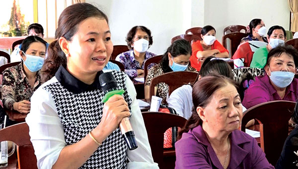 Chị Nguyễn Ngọc Cẩm Em, Chủ tịch Hội LHPN Phường Hưng Thạnh, chia sẻ những khó khăn trong quá trình hỗ trợ giải quyết việc làm và khởi nghiệp cho hội viên, phụ nữ.