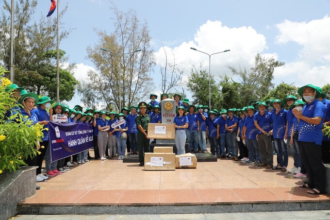 Đoàn cơ sở EVNGENCO2 gửi tặng 10 bộ đèn năng lượng mặt trời lực lượng Biên phòng cửa khẩu Hà Tiên