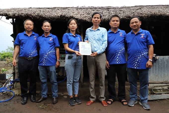 Đoàn cơ sở EVNGENCO2 trao tặng máy lọc nước cho đại diện địa phương