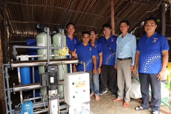 Các thành viên thực hiện lắp đặt hệ thống lọc nước chụp ảnh lưu niệm cùng Lãnh đạo địa phương và Phó Chủ tịch Công đoàn EVNGENCO2